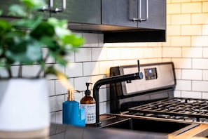 Wasserkocher mit Kaffee-/Teezubehör, Kühlschrank, Mikrowelle, Ofen