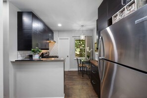 Fridge, microwave, oven, stovetop - MIMO5-5 | cozy corner of Miami's Modern District (Miami)