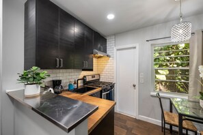 Wasserkocher mit Kaffee-/Teezubehör, Kühlschrank, Mikrowelle, Ofen
