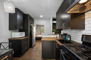 Cafetera y tetera, refrigerador, microondas y horno