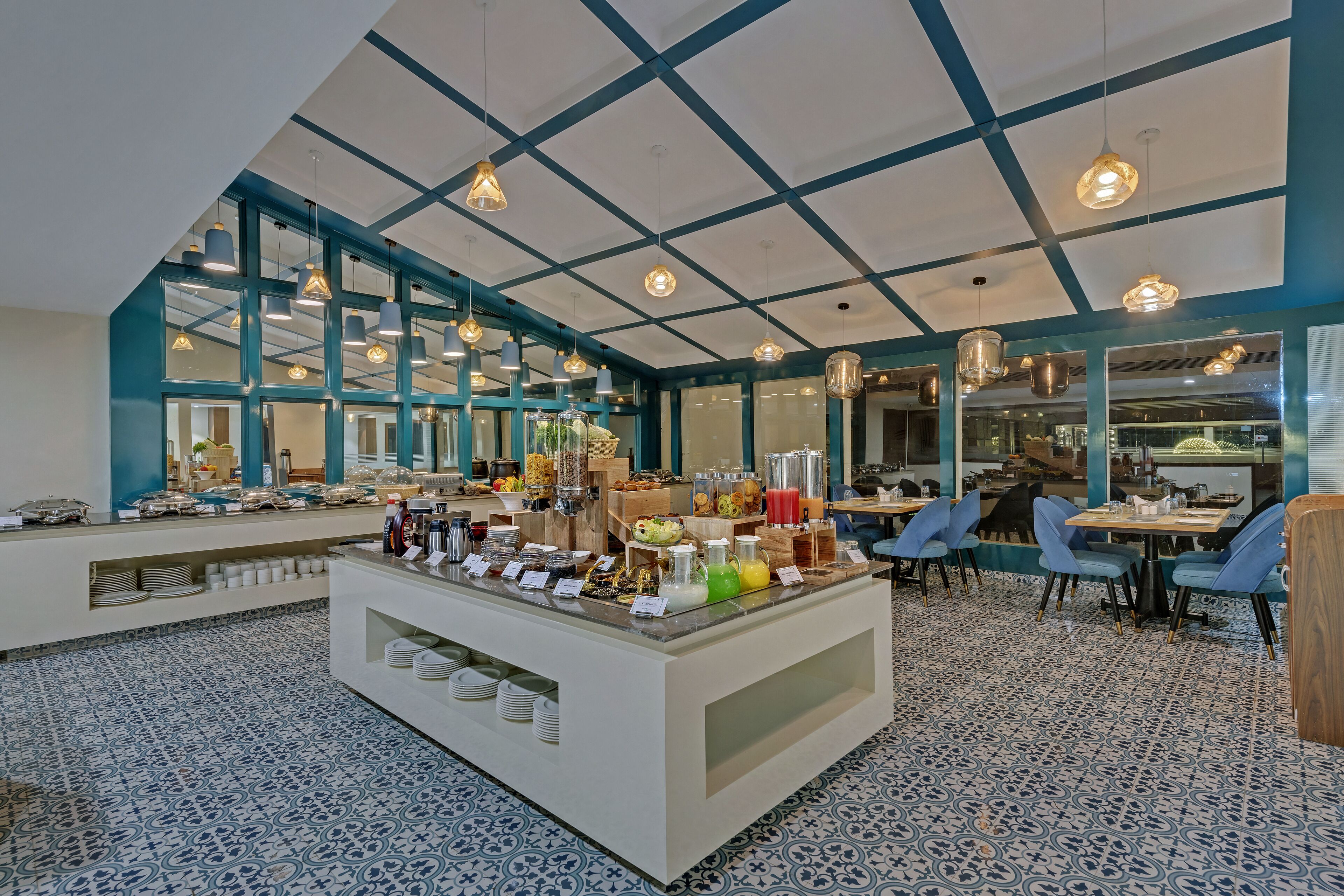 每日供應自助早餐 (費用另計)