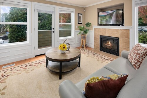 Perch - Cozy Ensuites: 3BR/3BA townhome with parking