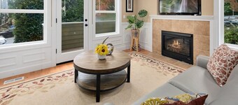 Perch - Cozy Ensuites: 3BR/3BA townhome with parking