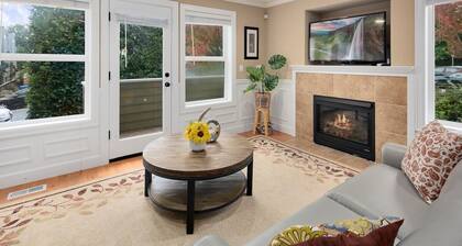 Perch - Cozy Ensuites: 3BR/3BA townhome with parking