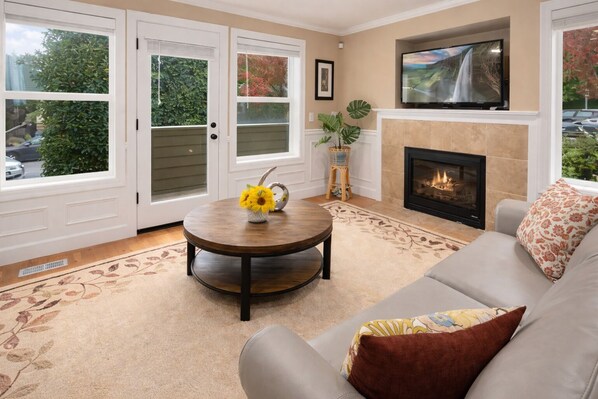 Smart TV, fireplace