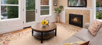 Perch - Cozy Ensuites: 3BR/3BA townhome with parking