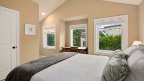 Unclassified image, 5 of 24, button - Perch - Cozy Ensuites: 3BR/3BA townhome with parking (Seattle)