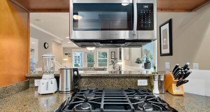 Perch - Cozy Ensuites: 3BR/3BA townhome with parking