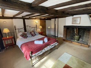 2 bedrooms, bed sheets - Bere Cottage (Canterbury)