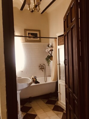 Baignoire, sèche-cheveux, serviettes fournies, savon