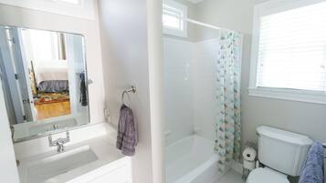 Ensemble douche/baignoire, sèche-cheveux, serviettes fournies