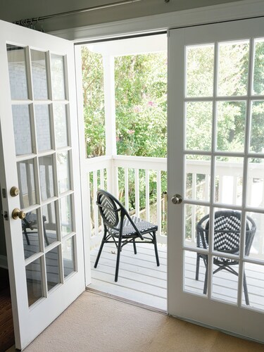 Quaint garage apartment studio in quiet historic west Austin neighborhood.