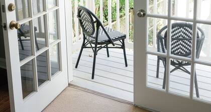 Quaint garage apartment studio in quiet historic west Austin neighborhood.