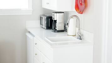 Four à micro-ondes, cafetière-théière, vaisselle et ustensiles