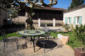 Outdoor dining - Beautiful stone house with swimming pool in a protected nature setting (Pondaurat)