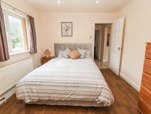 2 Schlafzimmer, individuell dekoriert, individuell eingerichtet