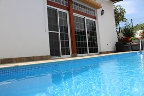 Piscine intérieure, piscine extérieure