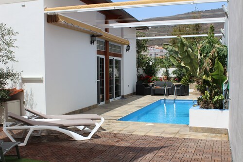 Casa el Olivo Tenerife, private heated pool.