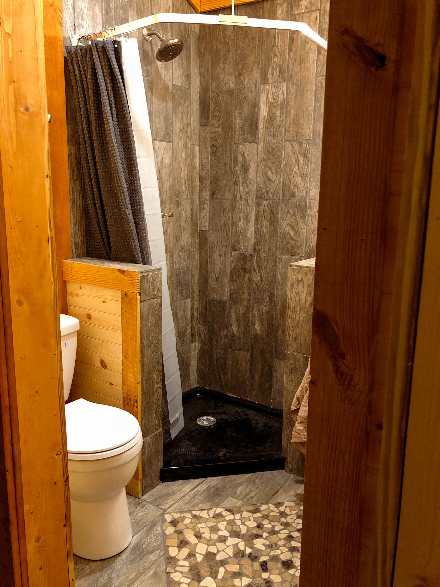 Douche, sèche-cheveux, serviettes fournies, savon
