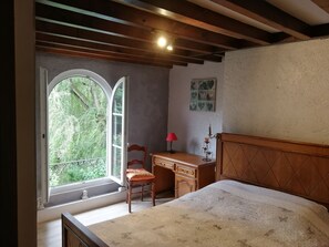 4 bedrooms, iron/ironing board, travel crib, free WiFi