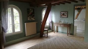 4 bedrooms, iron/ironing board, travel cot, free WiFi
