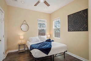 3 bedrooms, iron/ironing board, WiFi, bed sheets - 3BR/2BA Remodeled House Near Downtown (San Antonio)
