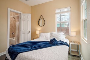3 bedrooms, iron/ironing board, WiFi, bed sheets - 3BR/2BA Remodeled House Near Downtown (San Antonio)