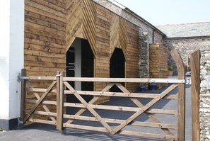 Property grounds - Spacious and Characterful 3 bedroom Detached Barn Conversion close to coast. (Hartland)