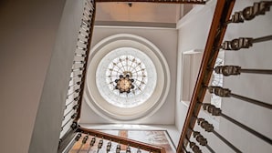 A spiral staircase with a circular skylight at the top. - Villa Le Clos des Oliviers (Marrakech Alentours)