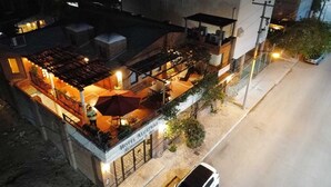 A hotel with a rooftop terrace, outdoor seating, and a sign indicating it is a hotel. - Linda Propiedad de 5 Habitaciones (La Paz)