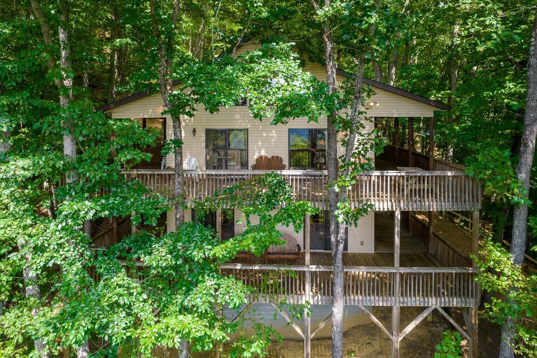 Lazy Bear Retreat - Stunning Mountain Cabin in the Heart of the Smokies with a Hot Tub!