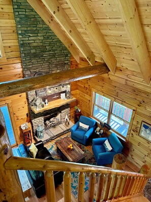 Televisión y chimenea