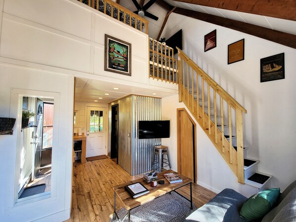 Smart TV, books, stereo