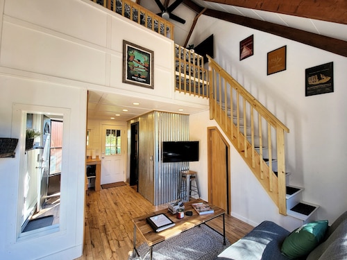 The Davis Loft - Perfect Location