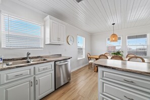 冰箱、微波炉、烤箱、炉灶