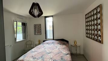 3 habitaciones, escritorio y tabla de planchar con plancha