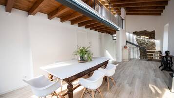 Deluxe appartement | Woonruimte | Een 50-inch flatscreentelevisie met digitale zenders en een televisie