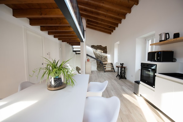 Deluxe-Apartment | Essbereich im Zimmer