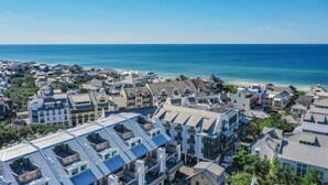 Eine Küstenstadt mit einer Mischung aus traditioneller und moderner Architektur, die verschiedene Baustile zeigt und einen klaren Blick auf das Meer bietet.