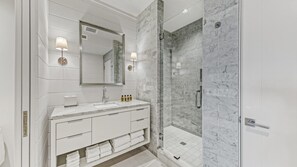 Badewanne, Haartrockner, Handtücher, Seife