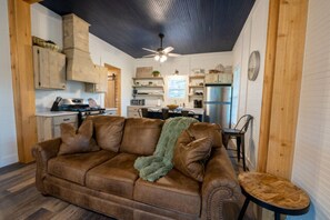 TV - Charming farmhouse, full kitchen, private back deck, fire pit, quiet area (Ringold)