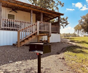 Outdoor dining - Charming farmhouse, full kitchen, private back deck, fire pit, quiet area (Ringold)