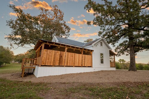 Charming farmhouse, full kitchen, private back deck, fire pit, quiet area