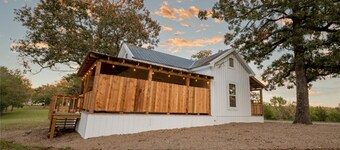 Charming farmhouse, full kitchen, private back deck, fire pit, quiet area