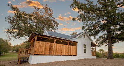 Charming farmhouse, full kitchen, private back deck, fire pit, quiet area