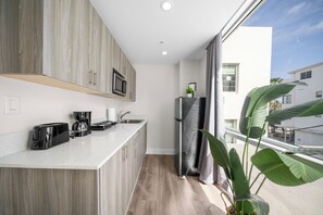 Studio Premium | Coin cuisine privé | Grand réfrigérateur, micro-ondes, plaque de cuisson