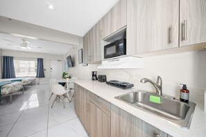 Premium Two Double Beds Studio w/ Kitchen | Private kitchenette - Samantha Apartments by Lowkl (Miami Beach)
