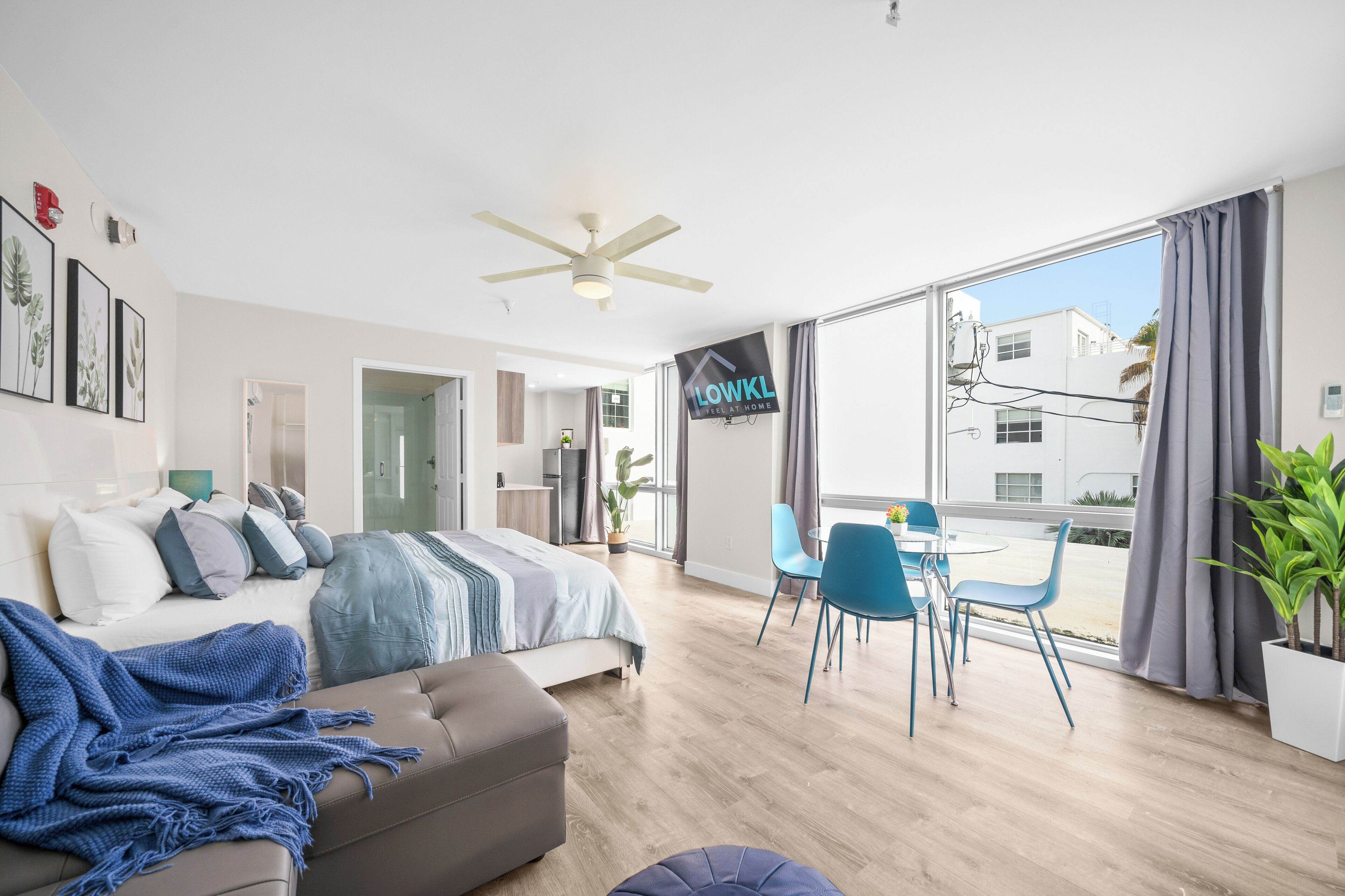 Deluxe Corner King Studio w/Kitchen, Sofa Bed | Premium bedding, individually furnished, laptop workspace