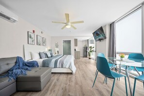 Studio Premium | Coin séjour | Télévision LED de 40 pouces avec chaînes par câble, télévision, Netflix