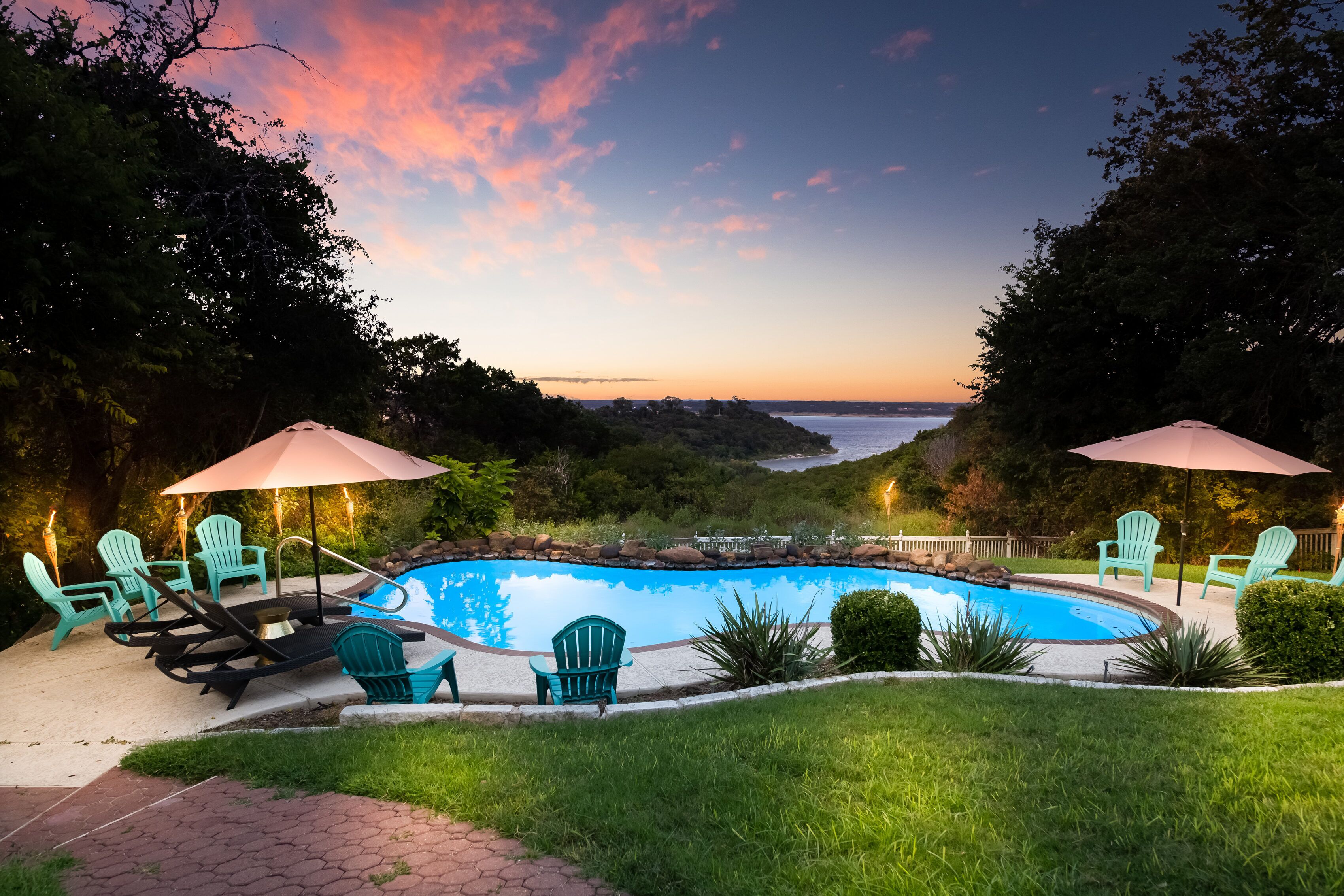 Lake Access! 10 Acre Retreat, Pool and Hot tub